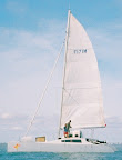 Fleur de Paradis a l'ancre vu de profil avec la grand voile montée