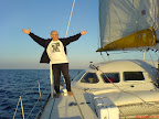Christian les bras en l'air façon Titanique